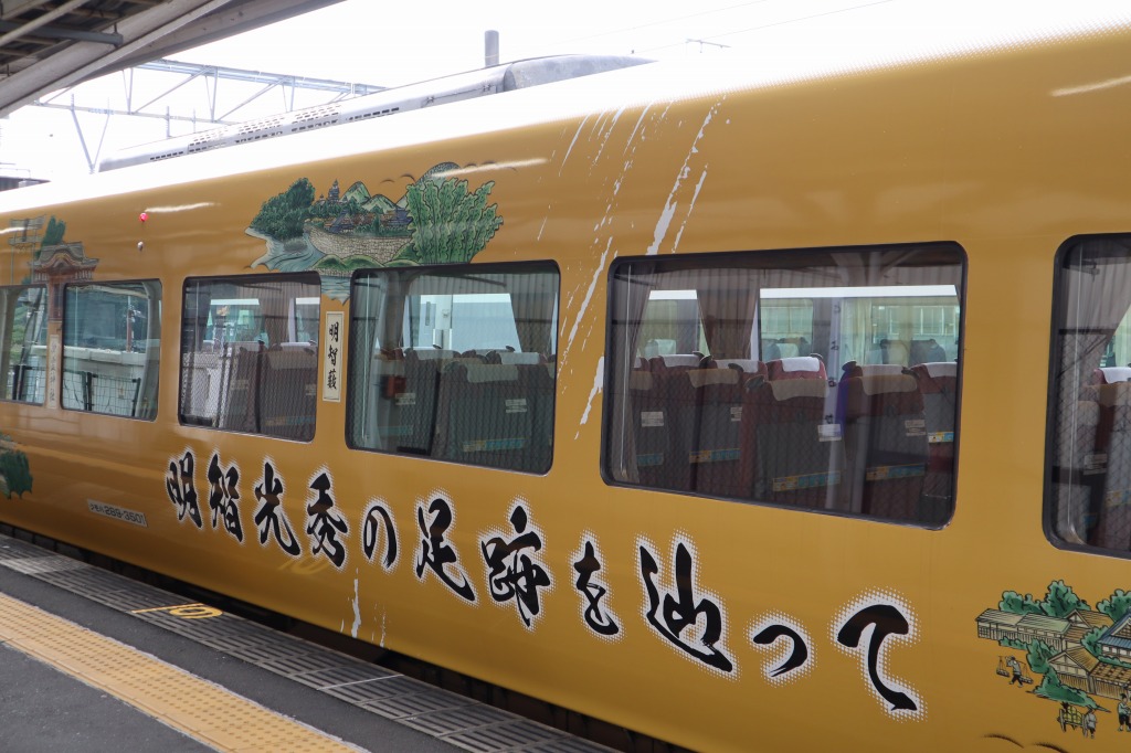 明智光秀が豊岡駅に襲来 ラッピング列車に遭遇 但馬の情報発信ポータルサイト 但馬情報特急